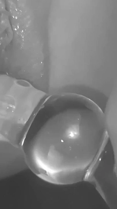 "Pembe tırnaklı güzel kız cam dildoyla mastürbasyon yapıyor!"