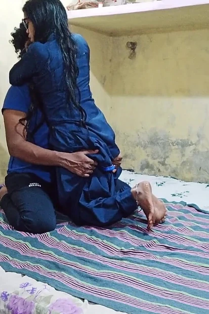 Красивая индийская девушка скачет на члене после траха раком