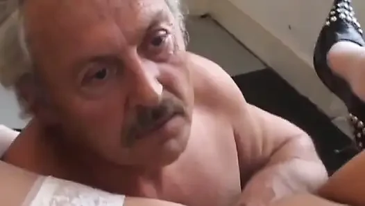 Döl yiyen Fransız genç kız sevgilisi tarafından sikiliyor