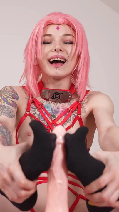 Sakura güzel ayaklarıyla dildolarla oynamayı seviyor. Karneli Bandi