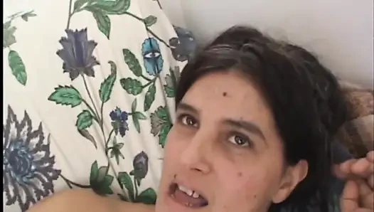 Tıknaz amatör esmer iki yarakla meşgul