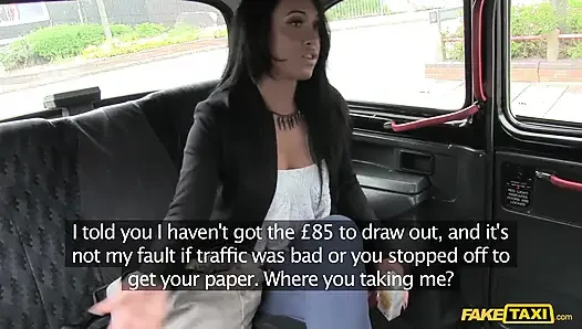 Fake taxi - bronzlaşmış ateşli kız erkek arkadaşını taksicinin boşalmasının tadına bakmak için aldatıyor