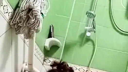 Götlü banyo yapmak istiyor .sikimi görmeni istiyor