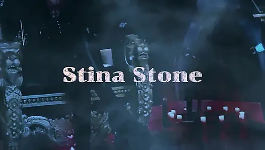 Stina stone kadın egemenliği sigara içen insan kül tablası tükürüyor deri eldivenlerde azdırıyor