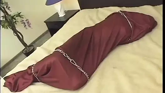 Ateşli bebek arkadaşının amını yalıyor ve onu büyük bir pembe seks oyuncağıyla dolduruyor