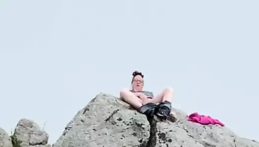 Zoey limanda bir kayanın üzerinde halka açık Mastürbasyon