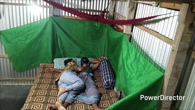 Desi Teyze üvey oğluyla götünü sikiyor