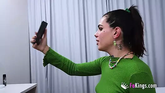 İnanılmaz büyük memeli transeksüel Jessica Kate genç bir adamla alay ettiğini görmemizi istiyor