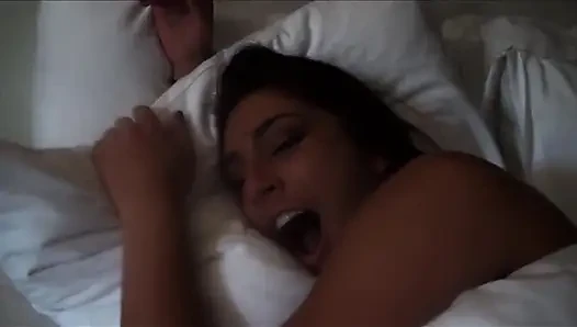 Azgın üvey kız kardeş otel odasında sikişmeyi seviyor