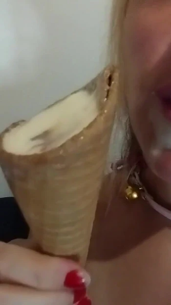 Сногсшибательный момент от "МИНИАТЮРНАЯ БЛОНДИНКА МАСТУРБИРУЕТ МОРОЖЕНОМ".