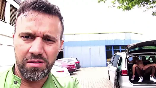 Çarpıcı dövmeli sarışın açık havada büyük siyah yarakla sikiliyor