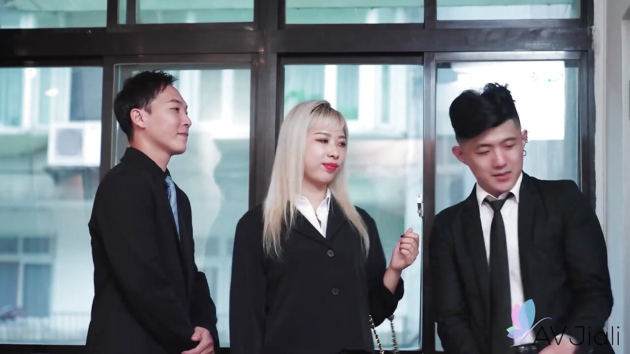 Baskın patron bayan, wang yixin, erkek ofis çalışanını kullanıyor