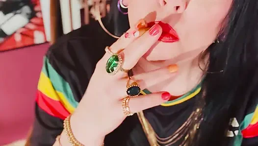 İngiliz tart Tina Snua Chain kibrit ışığı yanmış 2 Çin sigarası içiyor - sürüklenen sigara içen omi ome snap inhales