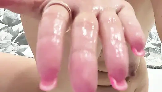 Ateşli ve sert bir yarak bekleyen tatlı deliklerim! Ateşli deliklerimin içine çok derinden nüfuz eden bir yarak istiyorum!