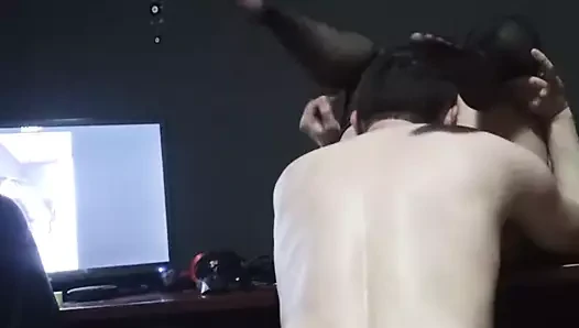 Adım oğlu üvey annenin kedi onun boşalmak yiyor