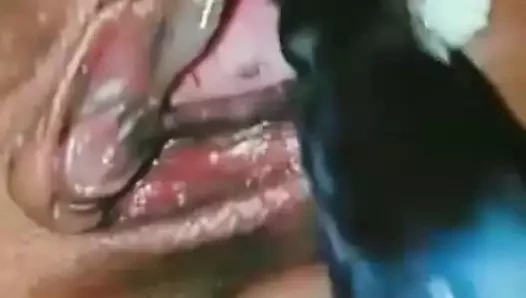 Yetişkin bir oyuncak sopayla mastürbasyon yapıyorum.