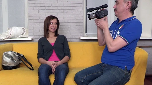 Esmer genç kız oyuncu seçmelerinde sikiliyor