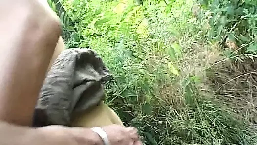 Leo sikikleri onun arkadaşı laura içinde the orman ve cums üzerinde ona yüz