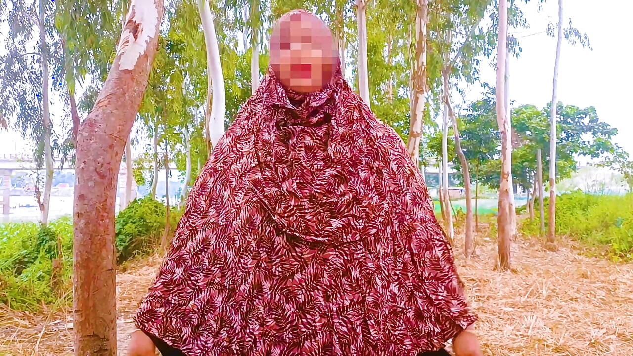 Hintli köy açık havada kızlar eve geldi ve yarak emiyor