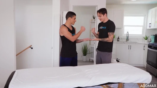 Asgmax - hunk jayden marcos büyük yarağına masaj yapıyor