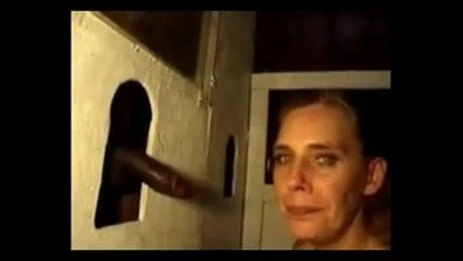 Olgun sarışın zafer deliği kabininde siyah adam alır