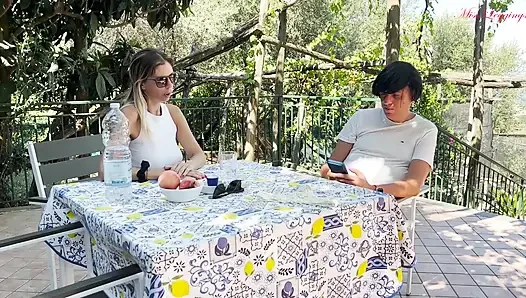 Avdan uzman ve yaramaz teyze, yeğeninin arkadaşının sapkınlığını ortaya çıkararak yırtıcıya dönüşür