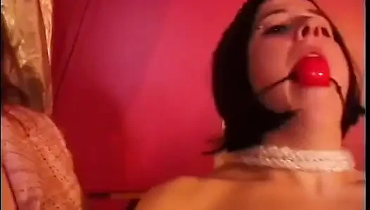 Büyük memeli esmer kadın iç çamaşırlı tombul piliçe sulu götüne şaplak atıyor