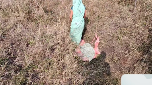 Baldızım ve ben ormanda yem kesmeye gittik, baldız tüm kıyafetleri açtı ve önümde soyunuyor, w