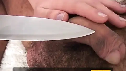 Kapşonlu seksi kadının kötü niyetleri var gibi görünüyor