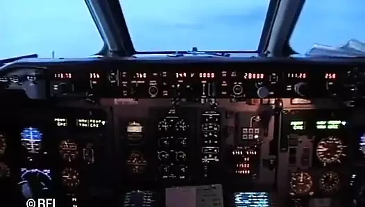 Büyük memeli eski zaman orta yaşlı seksi kadın ateşli bir üçlü grup sekste götünü sikiyor