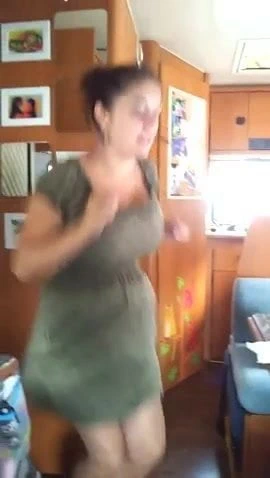 Busty doğal amalia ploszanski zıplayan ve etrafında dans ediyor