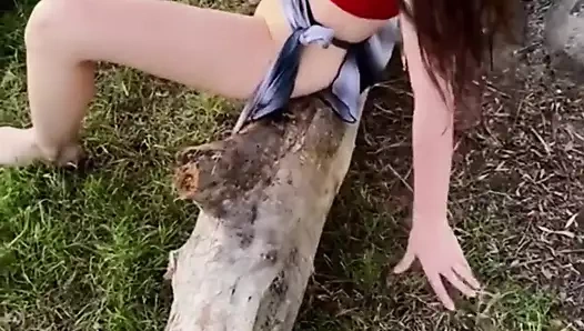 Doğada külotsuz yürüyorum. Ve ateşin yanında heyecanlı amcığımı sıvazlıyorum