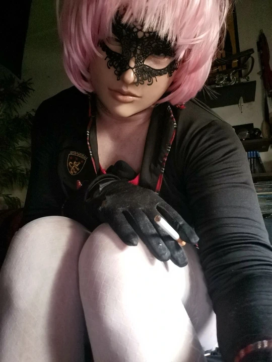 Kadın kılıklı kendini sikiyor