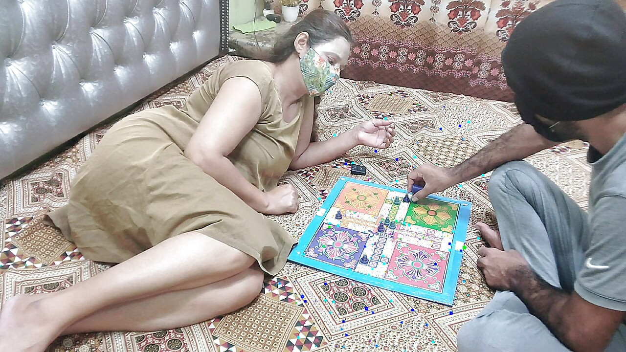 Hintli desi üvey kız kardeş ludo oyunu oynuyordu ama sonunda Ludo'dan domalarak seks oyununa dönüştü."