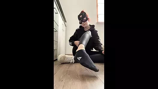 Siyah çoraplarımı ve ayaklarımı gösteriyorum