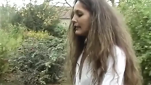 O güzel hemşire durumundan faydalanmıyor mu?