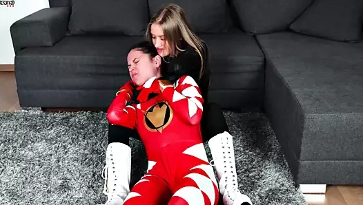 Güç korucusu kız sarışın tarafından yenildi ve zorlukla küçük düşürüldü