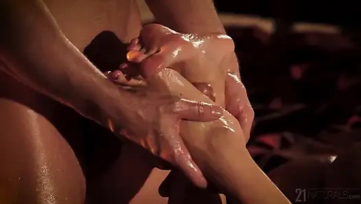 21 doğal - lilu moon bu yarağı çıplak yağlanmış amının içine sürmeden önce ayakla muamele çekiyor
