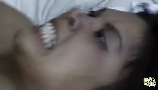 Asılı siyah asker heyecanlı bir şekilde Asyalı esmere açık havada inanılmaz yoğun bir göt sikişi yapıyor