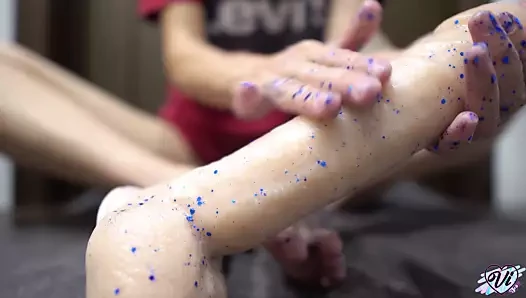 Kız pırıltılar ve footjob büyük yapay penis ile oyun - ayak fetişi