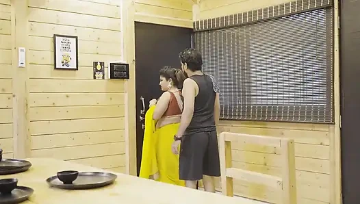 Karı koca hizmetçileriyle birlikte sikiliyor, sert bir üçlü seks hikayesi