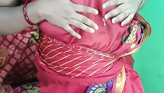 Hintli kız kırmızı sharee içinde dans ediyor ve çıplak vücudunu gösteriyor