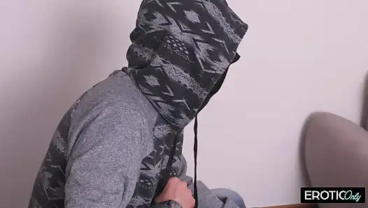Üvey anne izlerken üvey oğlunun arkadaşlarıyla ilişki yapıyor