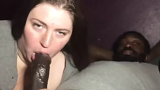 İri güzel kadın yalamanın tadını çıkarıyor ve biraz çikolata sürtüyor