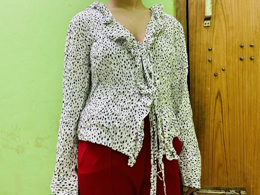 Seksi üvey kuzenim çok ateşli görünüyor ve her gün onunla sikişmek istiyorum