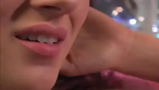 Dövmeli hatun kanepede büyük yaraklı bir adam tarafından amını sert pompalatıyor