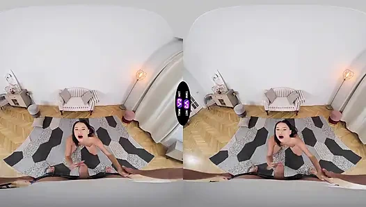 Чувак долбит Milena Ray после того, как заметил ее голую киску - TmwVRnet