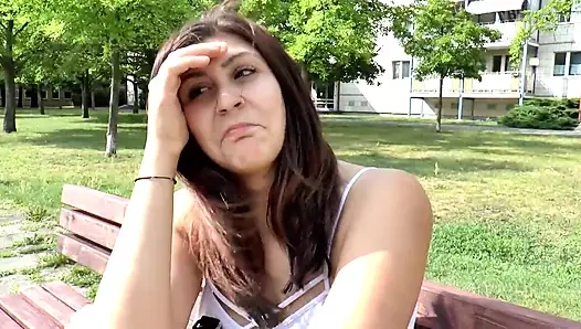 Ateşli orta yaşlı seksi kadın ve genç kız garajda ve yatakta büyük yaraklarla amlarını siktiriyor