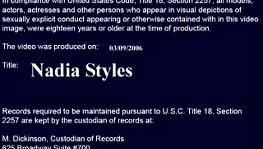 Evli kadın Nadia Styles küçük göğüsleriyle yatakta sikişiyor