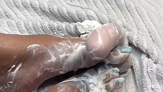 Oyuncağımla oynuyorum